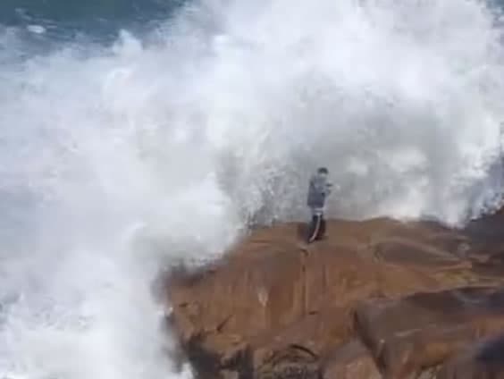 ▶️ Onda surpreende pescador e quase termina em tragédia no Farol de Santa Marta