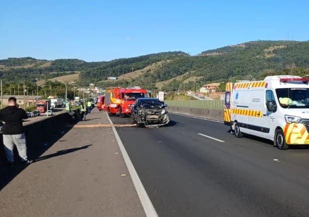 Motorista fica ferido após colisão entre ônibus e caminhonete na BR-101