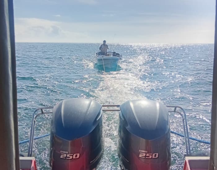 Pane deixa embarcação à deriva e mobiliza resgate no mar em Laguna