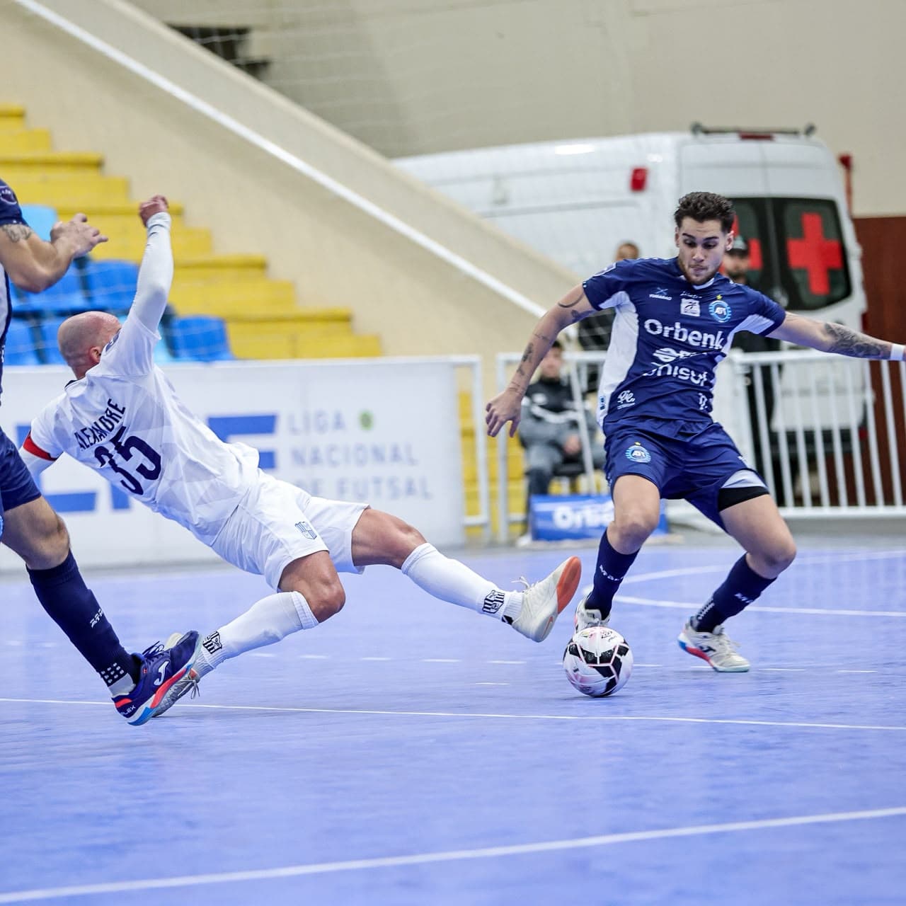 Evandro faz dois, Tubarão Futsal supera o Minas e volta a vencer na Liga Nacional