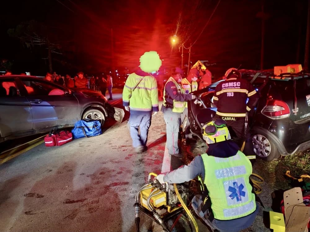 Motorista foge após colisão frontal deixar quatro mulheres feridas