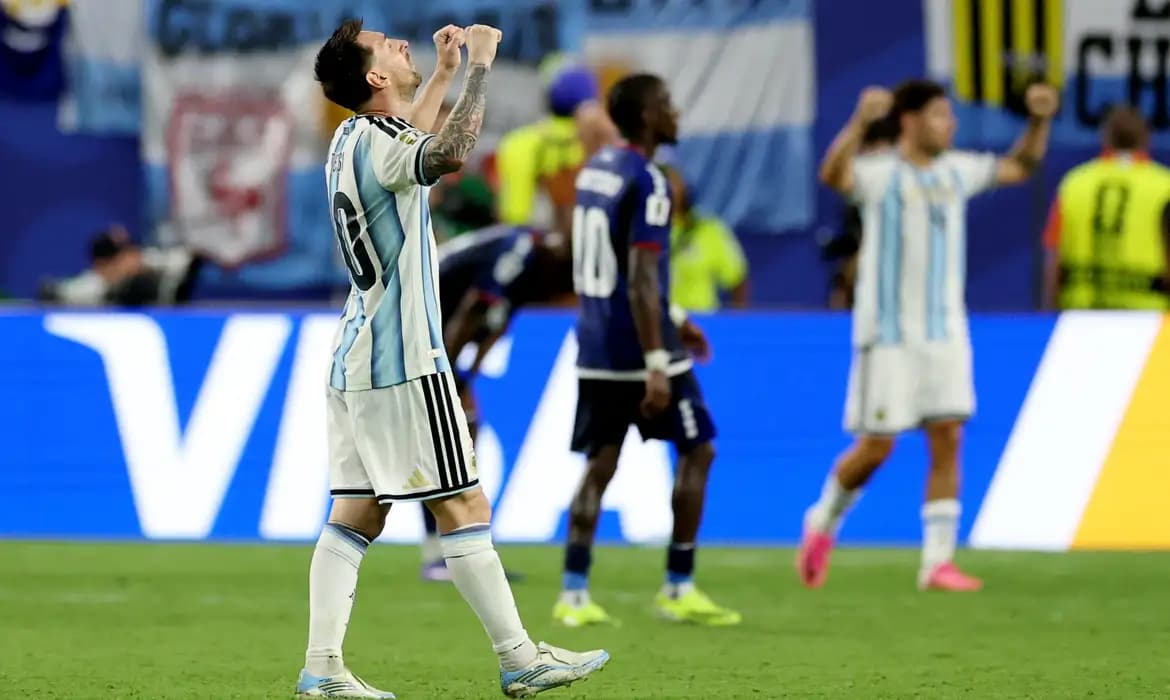 Argentina sofre, vence Cabo Verde na prorrogação e avança às oitavas da Copa