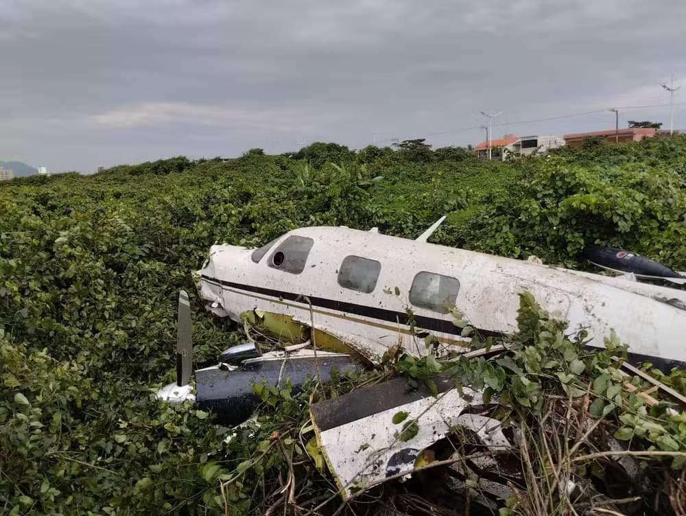 Avião cai após decolar e deixa dois feridos em Navegantes