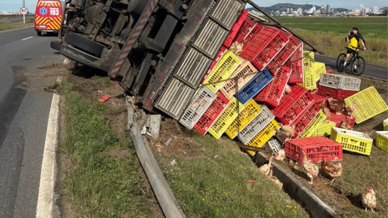 Caminhão carregado com frangos tomba na Ivane Fretta e deixa motorista e criança feridos
