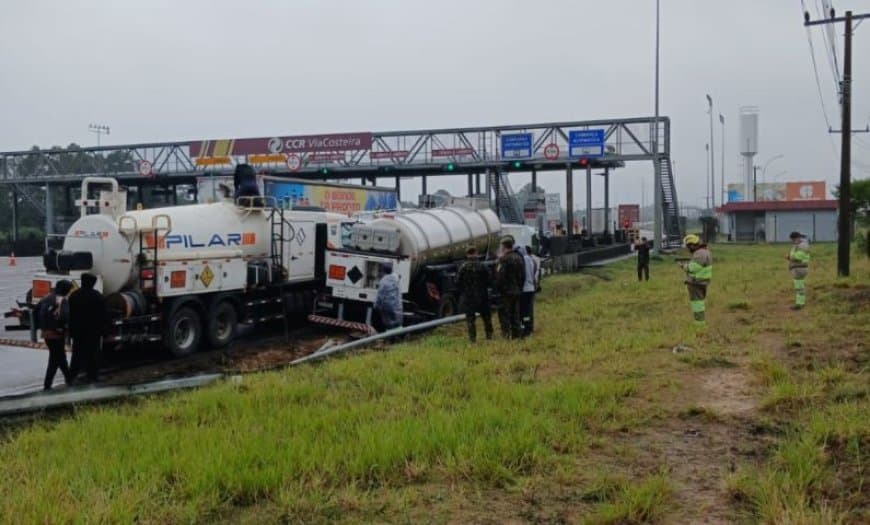 Caminhão com carga perigosa sai da pista na BR-101