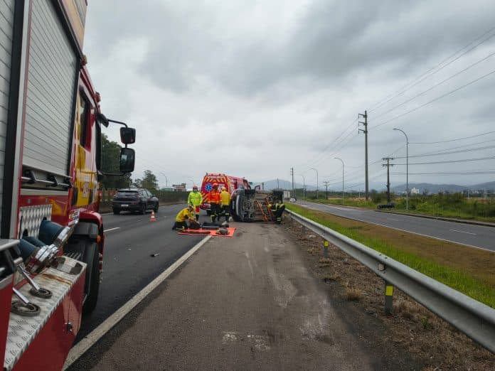 Carro com casal de idosos capota após colisão na BR-101