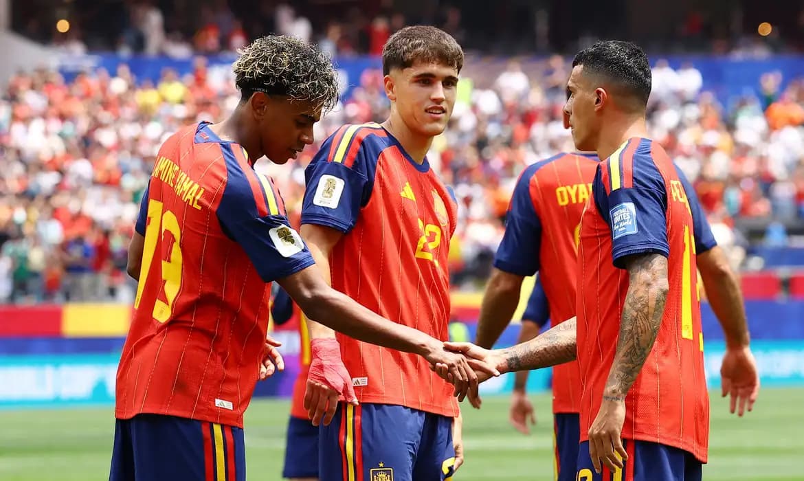Espanha domina a Áustria, vence por 3 a 0 e avança às oitavas da Copa