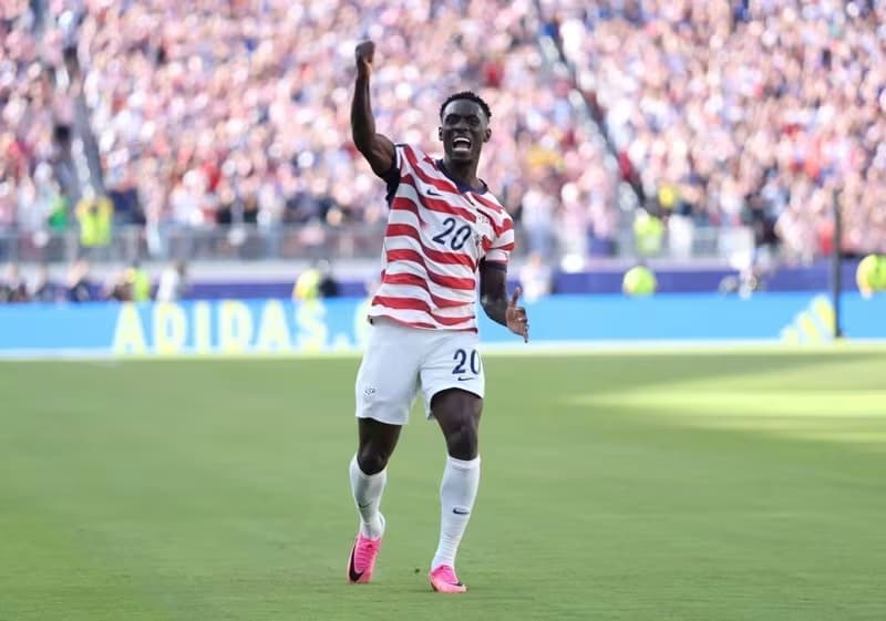 Estados Unidos vencem Bósnia mesmo com um a menos e avançam às oitavas da Copa