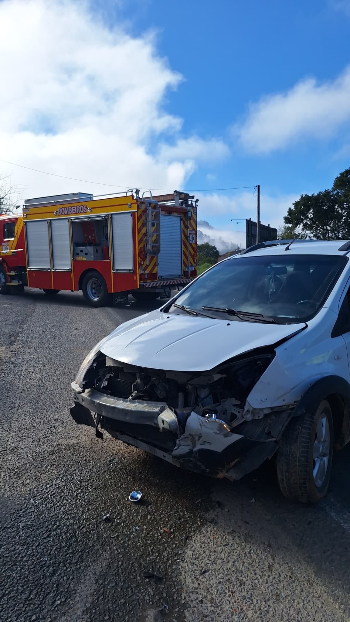 Colisão frontal entre dois carros deixa idosa ferida na SC-370