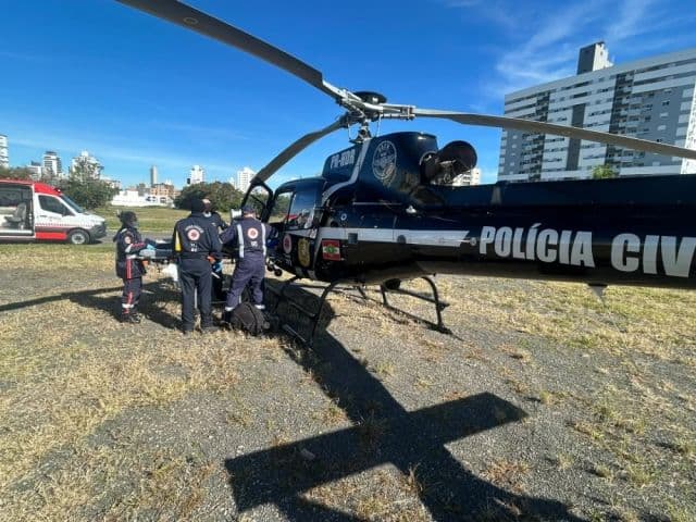 Idosa sofre parada após se engasgar e é transferida de helicóptero para o hospital
