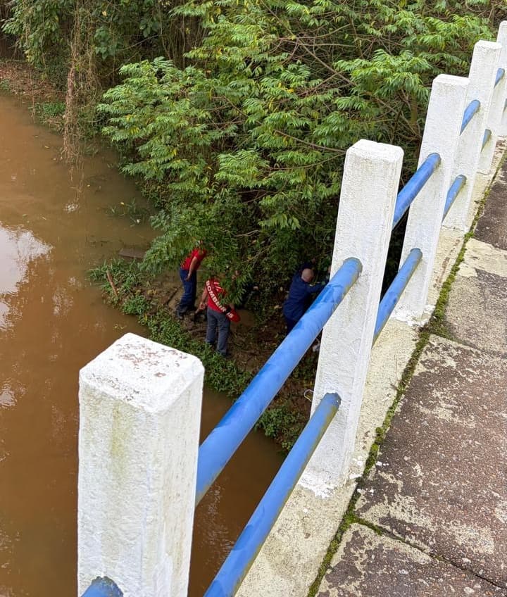 Idoso é resgatado com início de hipotermia às margens de rio