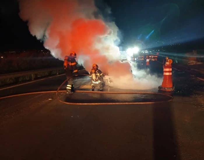 Carro pega fogo e bloqueia trânsito na subida do Morro do Formigão