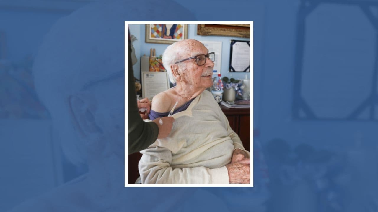 Com 104 anos, escritor mais velho do mundo recebe vacina contra a gripe e incentiva imunização