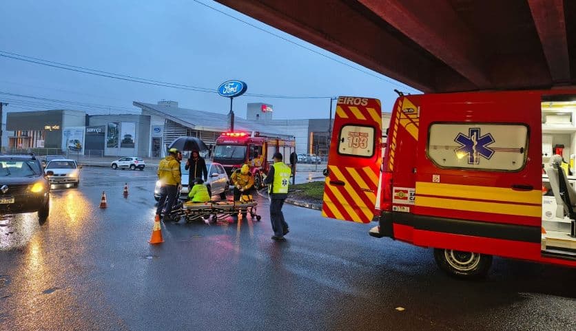 Motociclista fica ferida após colisão com carro em Tubarão