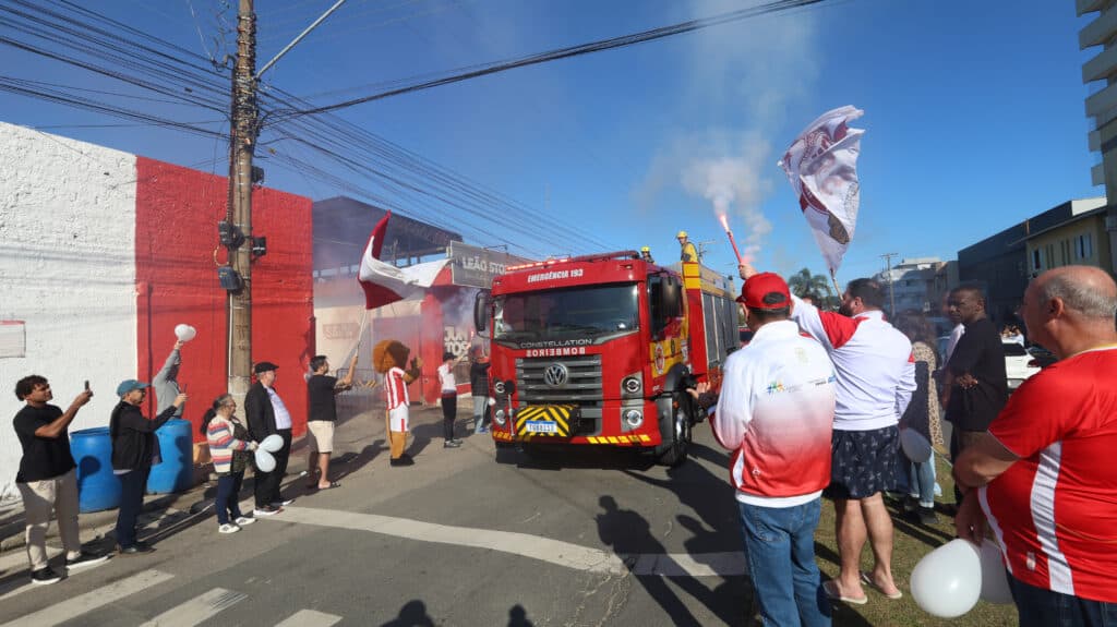 Tubarão se despede de Olavio Falchetti em cortejo marcado por emoção e homenagens