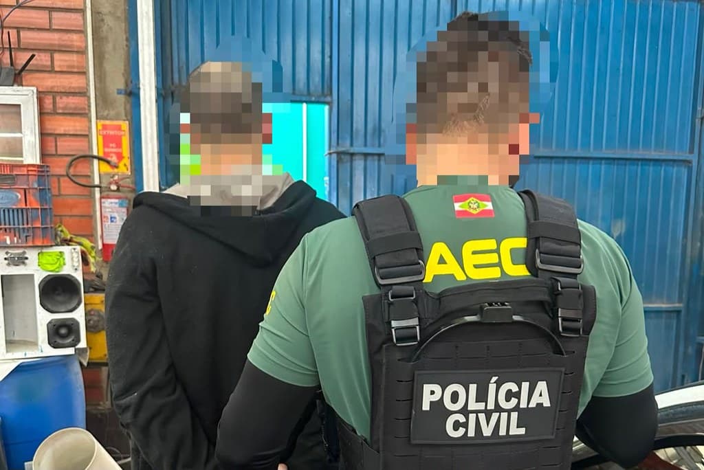 Suspeito de armazenar pornografia infantil é preso após comentários sexuais sobre criança de dois anos