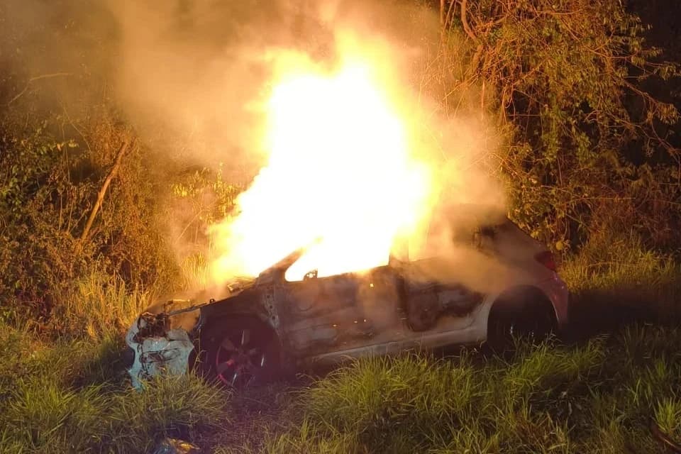 Motorista escapa antes de carro ser destruído por incêndio