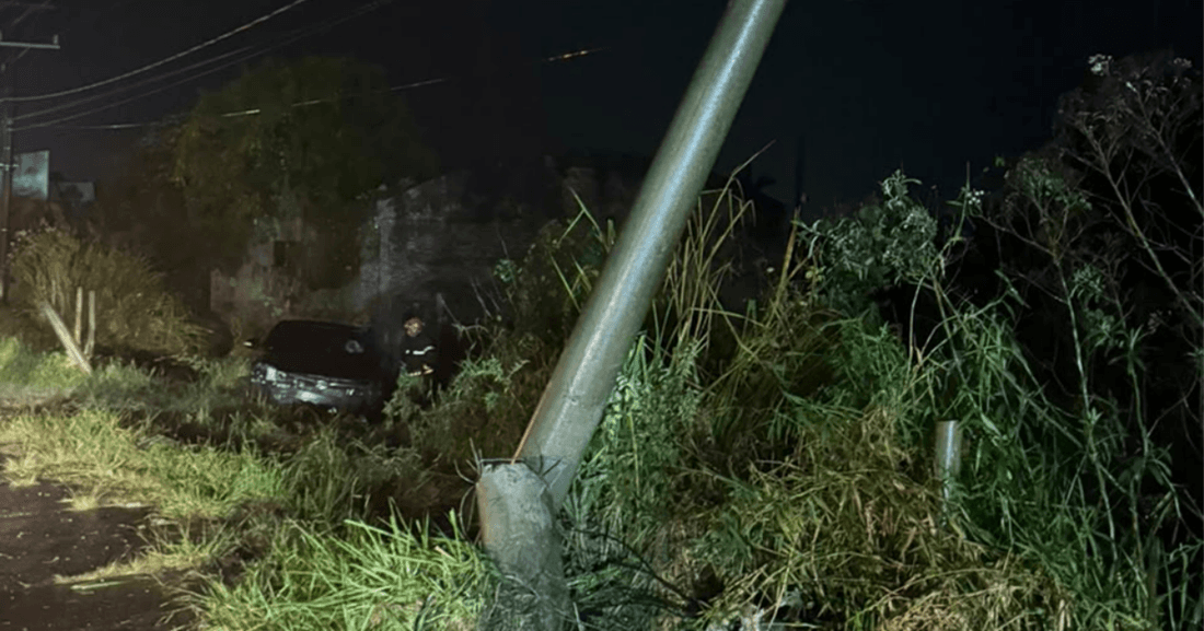 Motorista bate em poste e deixa parte de bairro sem energia em Capivari de Baixo