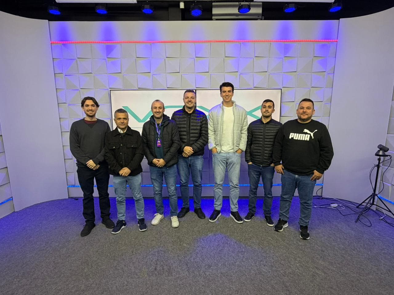 Veículos alinham transmissão do debate regional do VOXX Eleições 2026