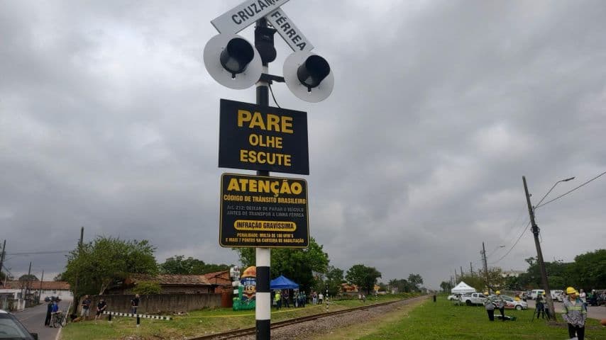 Motociclista fica ferido após colisão com trem