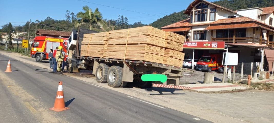 Motorista leva caminhão em chamas até quartel dos bombeiros e evita perda da carga