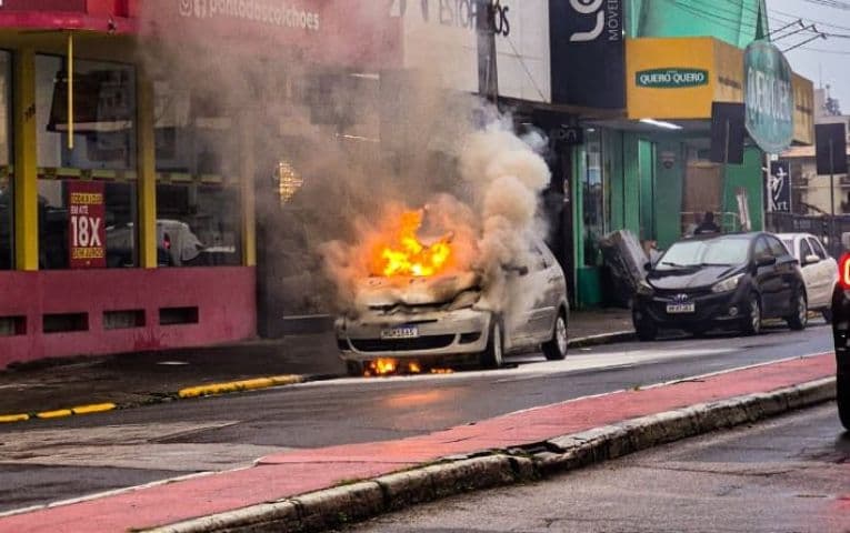 Carro é destruído por incêndio no Centro de Tubarão