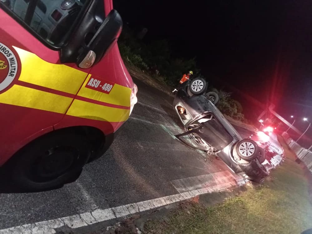 Carro sobe no meio-fio e capota nas Curvas do Iró, em Laguna