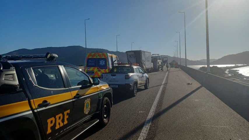 Engavetamento com oito veículos bloqueia Ponte Anita Garibaldi e deixa dois feridos