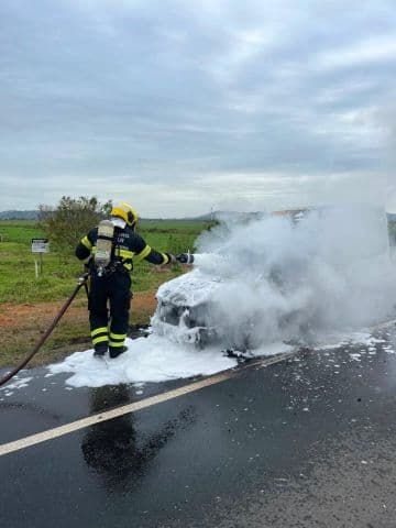 Carro pega fogo após apresentar falha na Rodovia Ivane Fretta