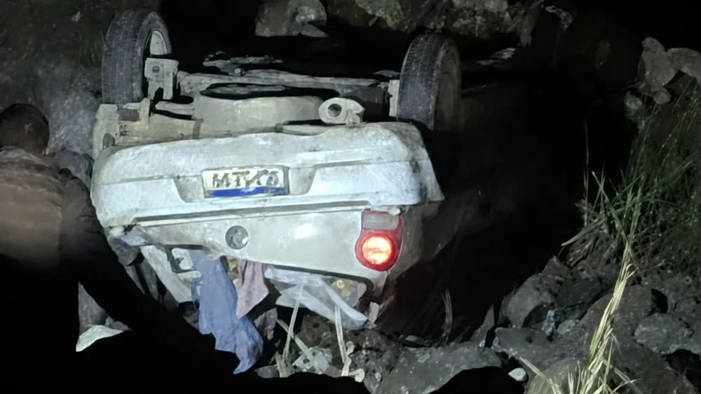Motorista sobrevive após despencar com carro de ribanceira de 30 metros