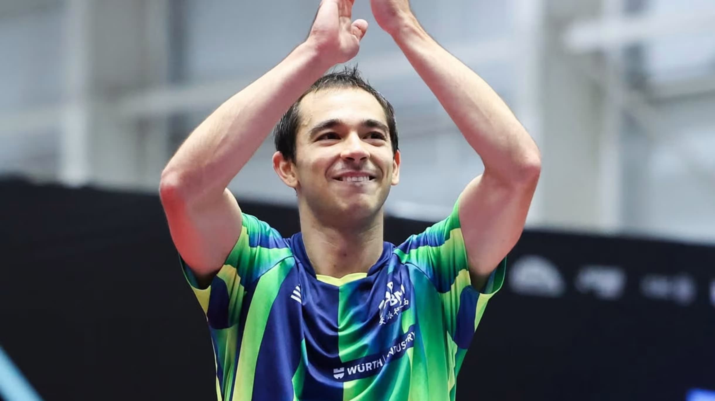 Hugo Calderano é campeão diante da torcida