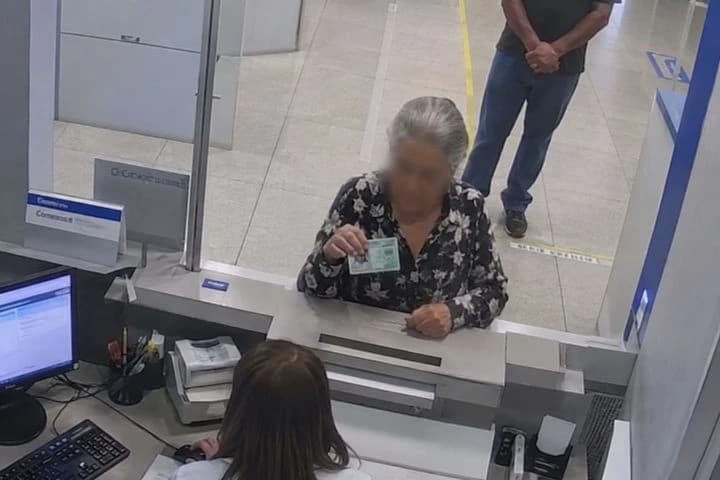 Idosa é presa ao tentar aplicar golpe com documento falso em agência bancária