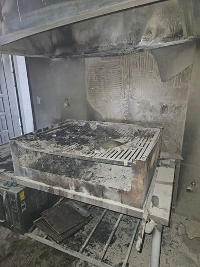 Incêndio atinge churrasqueira e coifa de restaurante