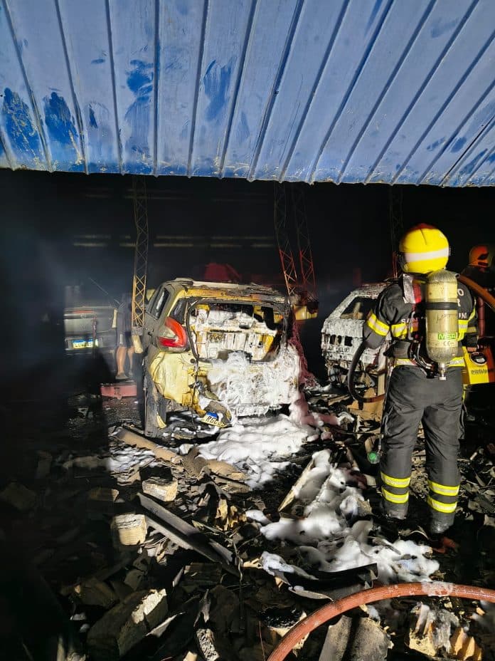 Incêndio destrói cinco veículos e causa grandes danos em oficina mecânica
