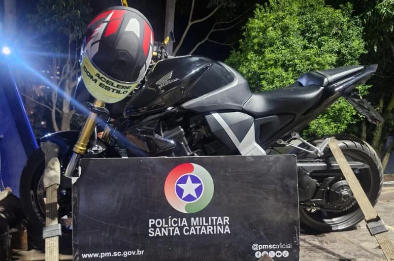 Moto furtada de revenda durante a madrugada é recuperada horas depois
