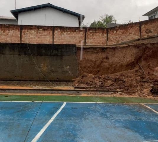 Muros de escola desabam após fortes chuvas