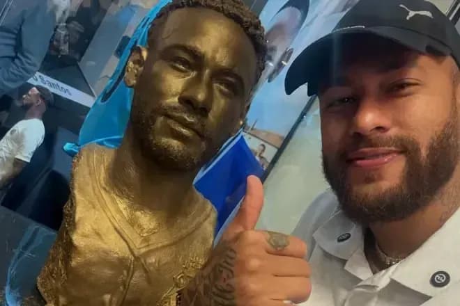 Neymar ganha estátua na Vila Belmiro