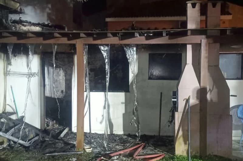 Homem de 42 anos morre carbonizado em incêndio em pousada