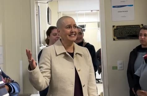 ▶️ Moradora de Gravatal celebra última quimioterapia após tratamento contra câncer de mama