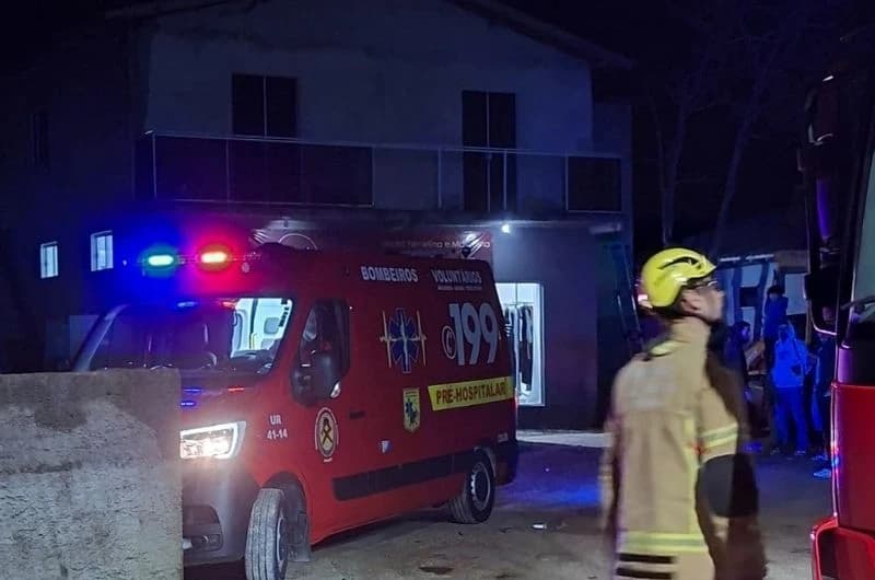 Trabalhador escorrega durante serviço e precisa ser resgatado de laje