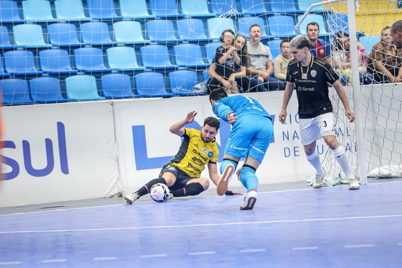 Tubarão Futsal vence Carlos Barbosa de virada e garante classificação na Liga Nacional