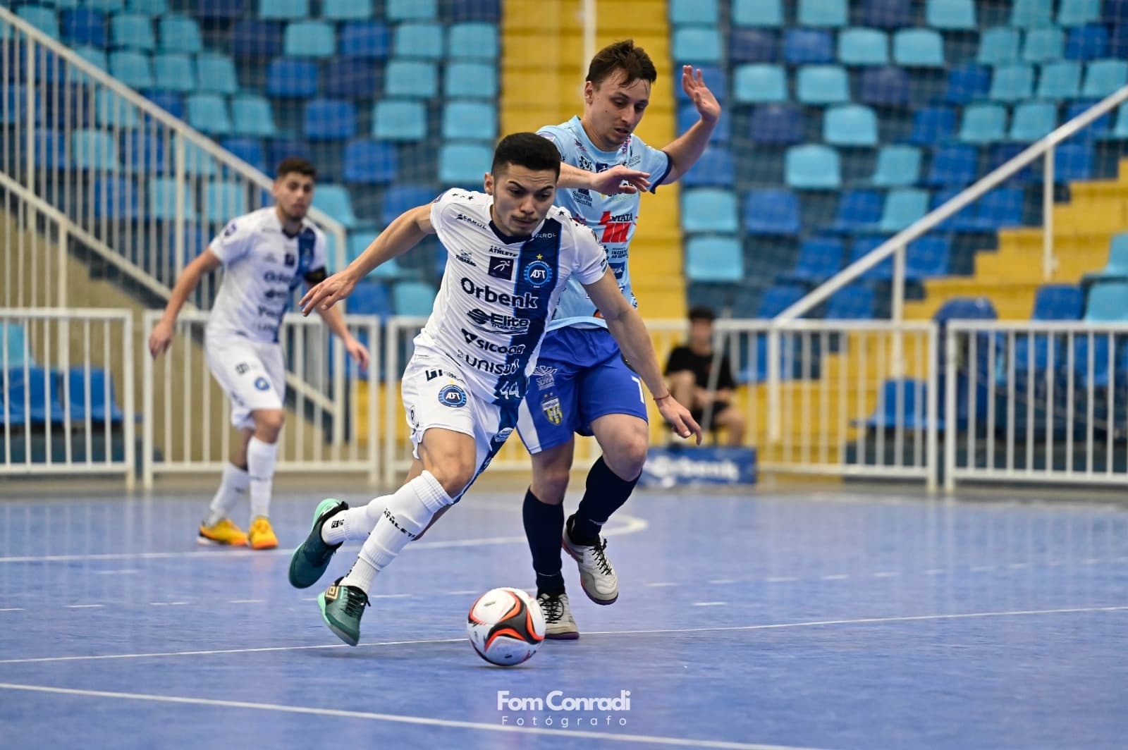 Tubarão Futsal fica duas vezes à frente, mas cede o empate para o Lages em casa
