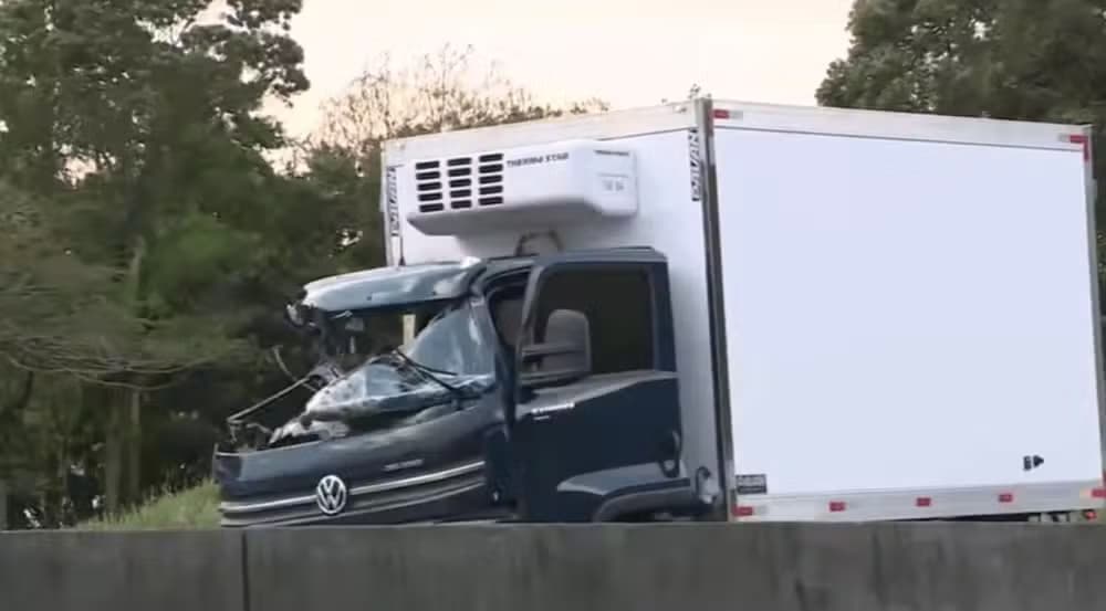 Passageiro de caminhão de Tubarão morre em colisão com veículo de Garopaba na BR-101