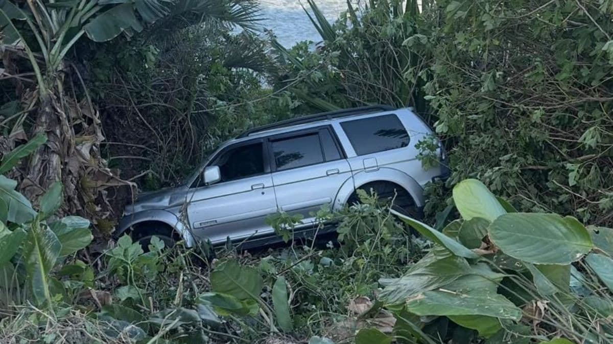 Caminhonete cai em barranco e motorista é levado para atendimento