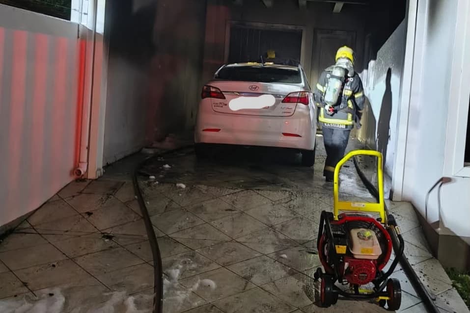 Carro pega fogo dentro de garagem durante a madrugada