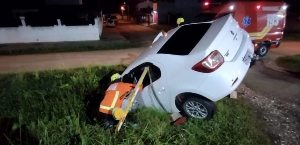 Carro sai da pista, cai em vala e motorista fica ferido
