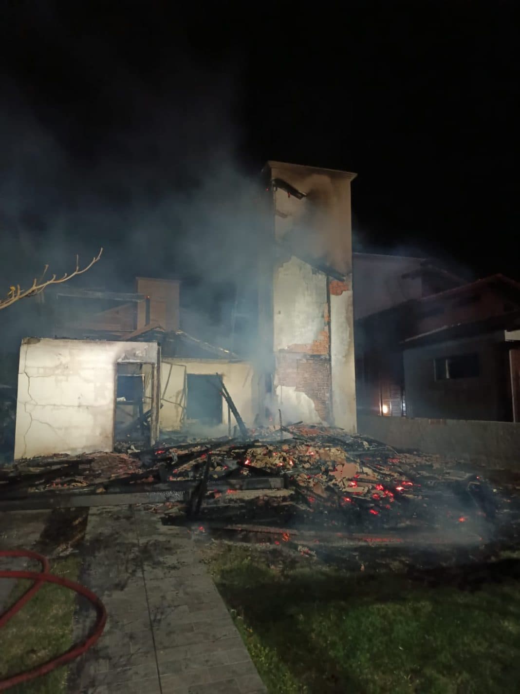 Incêndio destrói casa de veraneio e ameaça imóvel vizinho
