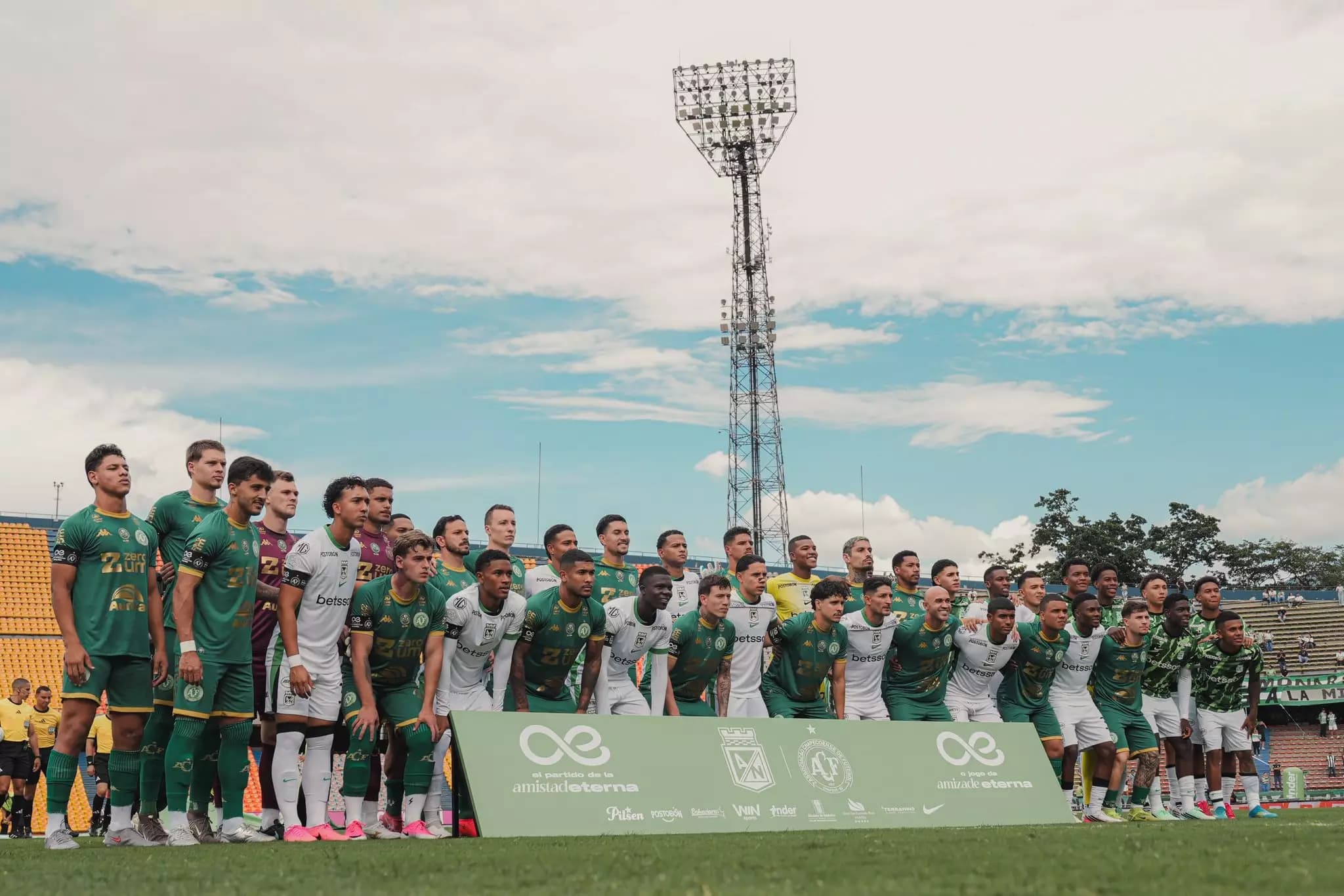 Chapecoense e Atlético Nacional empatam em reencontro marcado por homenagens na Colômbia