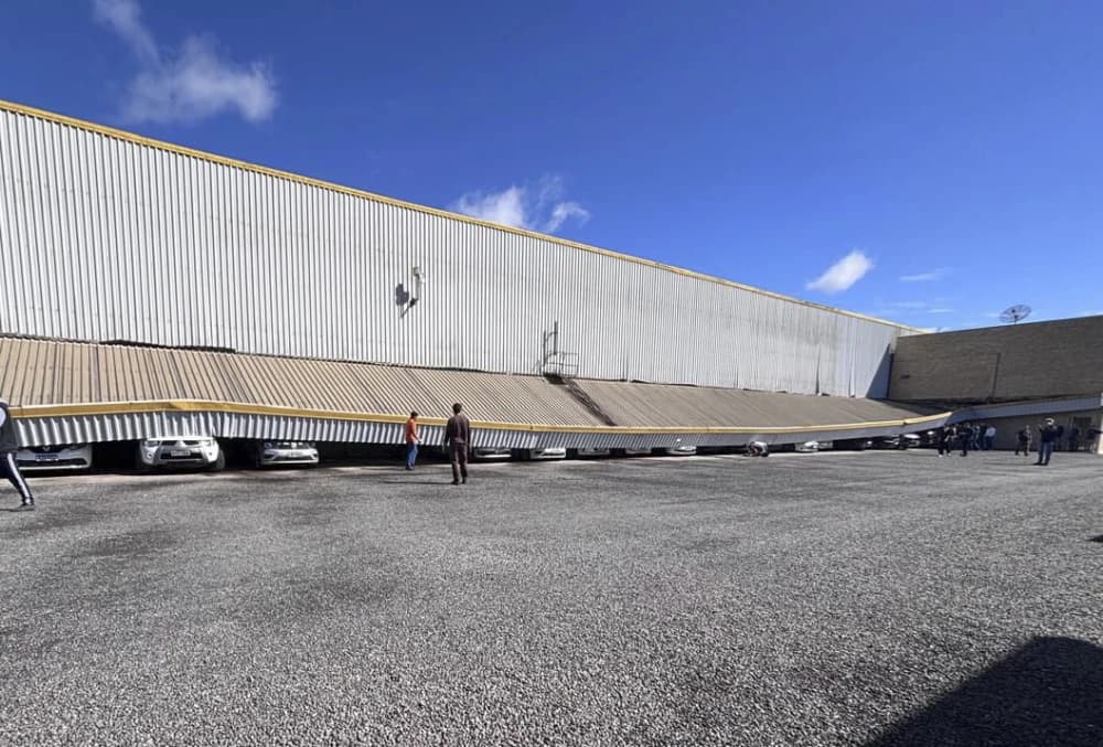 Cobertura de estacionamento cede e atinge cinco carros dentro de empresa