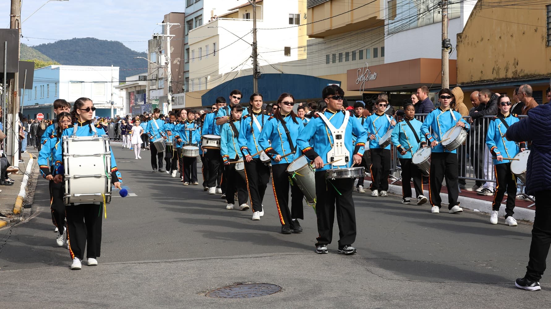 Desfile de 7 de Setembro reúne milhares de pessoas no Centro de Tubarão